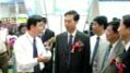 專業清潔人員使用清潔設備及工具進行清潔服務